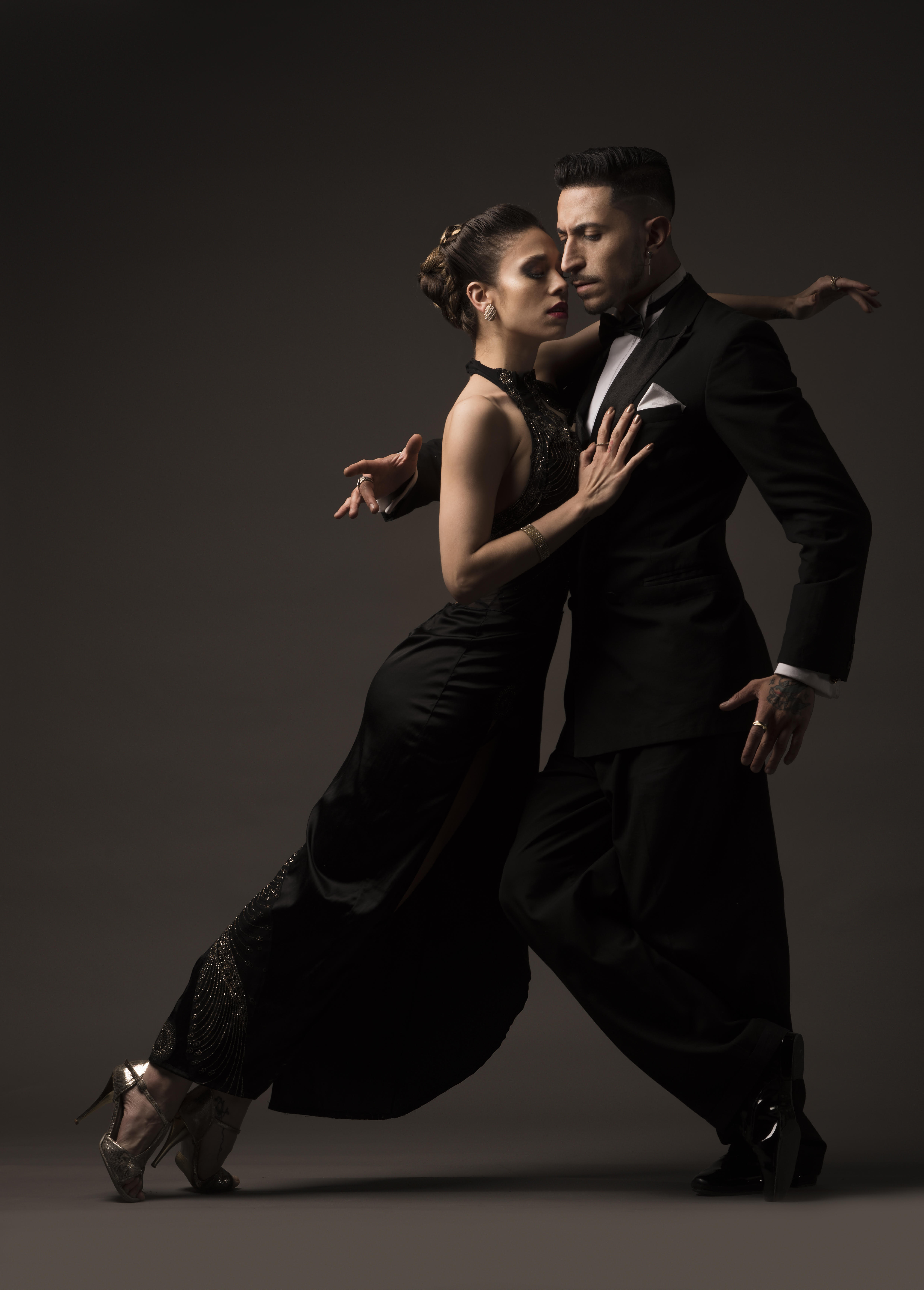 Julián Sanchez & Bruna Estillita. Milonga: Steps combinations on musicality for a relaxed and dynamic dance