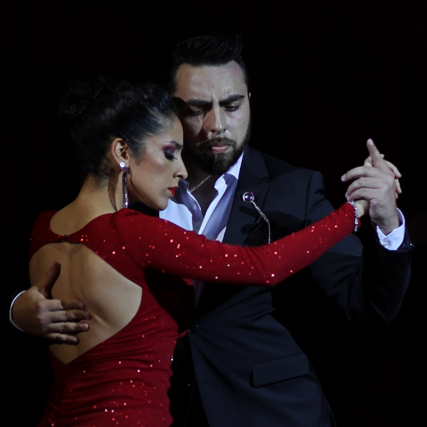 Jonathan Saavedra & Clarisa Aragon. Tight spaces!  How to find our dance in a full Milonga!  Secrets and tips to dance in peace with the rest of the people!